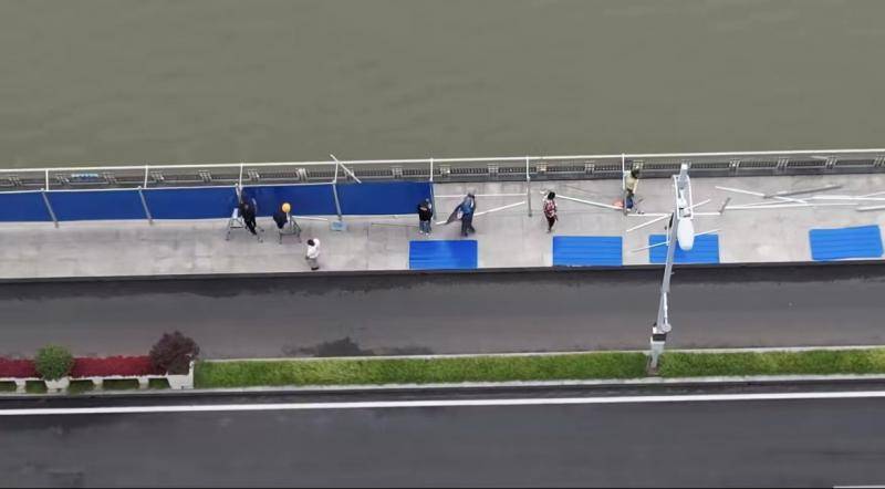 安徽蚌埠龙湖大桥因音乐节建铁皮围挡被指占用盲道 主办方：目前已拆除米乐m6(图1)